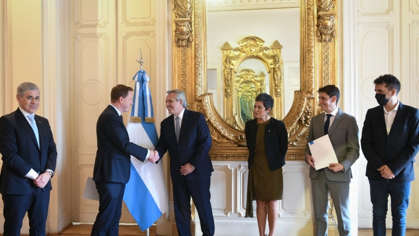 El presidente recibió a autoridades de YPF y Equinor, quienes le anunciaron la firma de un acuerdo de entendimiento entre las dos compañías