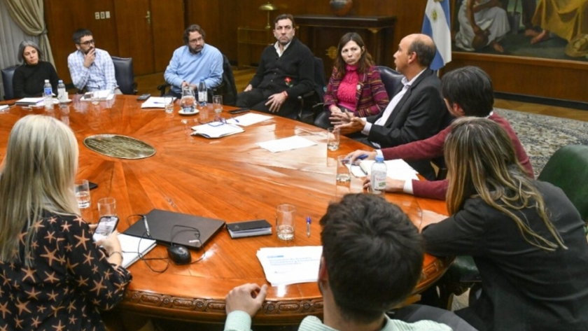 Batakis designó a su equipo y mantuvo su primera reunión de gabinete