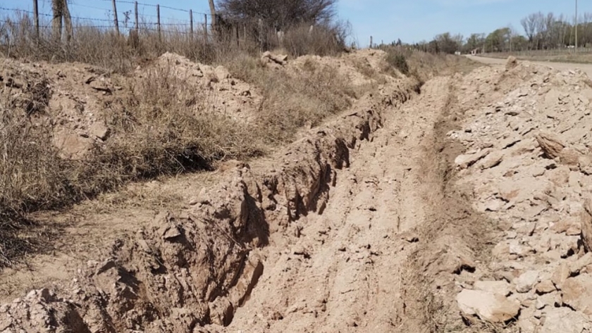 Finalizó la limpieza de los canales de Eduardo Castex