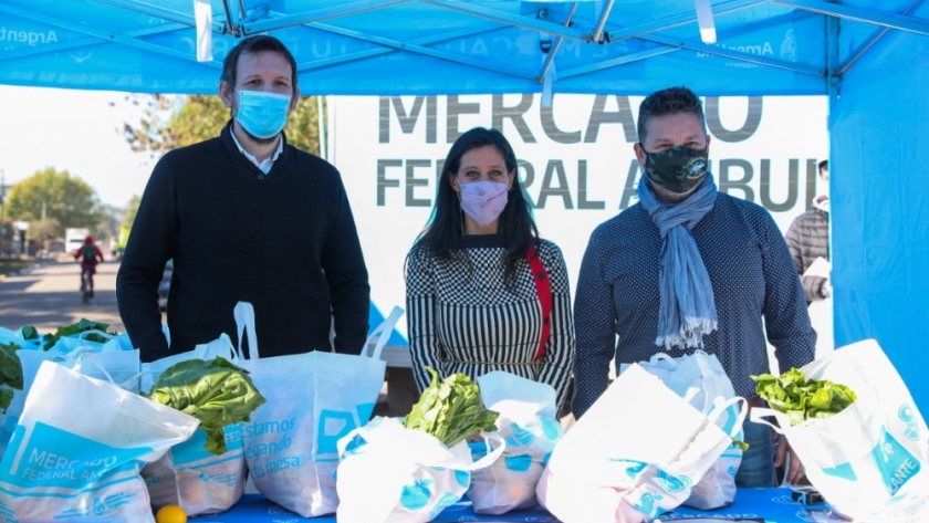 Paula Español recorrió el Mercado Federal Ambulante en Merlo y Avellaneda