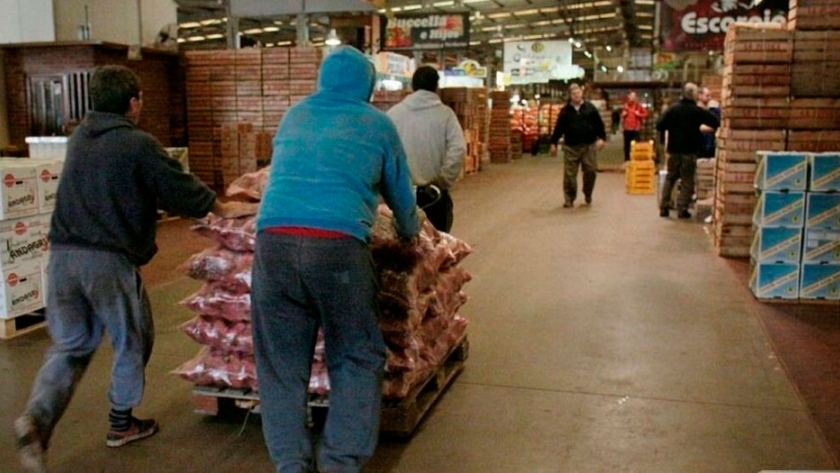 En Mar del Plata, el Mercado Central atiende de a 150 personas para evitar aglomeraciones