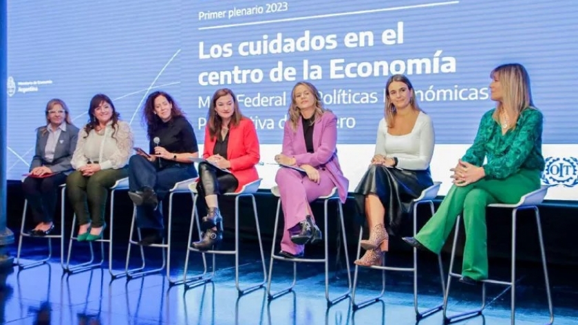 La Ministra Castillo expuso sobre la infraestructura de cuidado en el Plenario Nacional del Ministerio de Economía