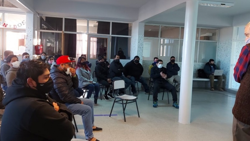Gaiman: capacitación en buenas prácticas agrícolas y primeros auxilios en la producción de cerezas