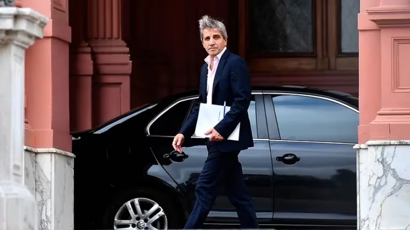 Mientras busca apurar el acuerdo con el FMI, el Gobierno inicia el ajuste de los subsidios y defiende la Ley Ómnibus