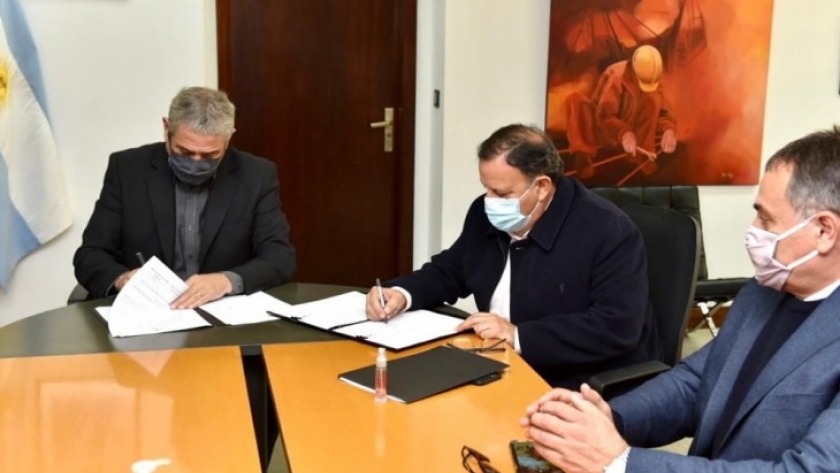 Quintela firmó convenios para construir más viviendas