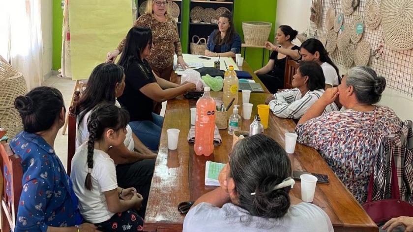 Producción mantiene el acompañamiento a instituciones de artesanas QOM