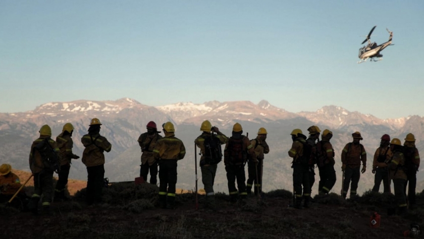 Llegan nuevos brigadistas convocados por Nación a contener el incendio en El Bolsón