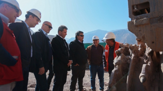 Uñac recorrió las obras del dique El Tambolar, que emplea actualmente a más de 1100 trabajadores