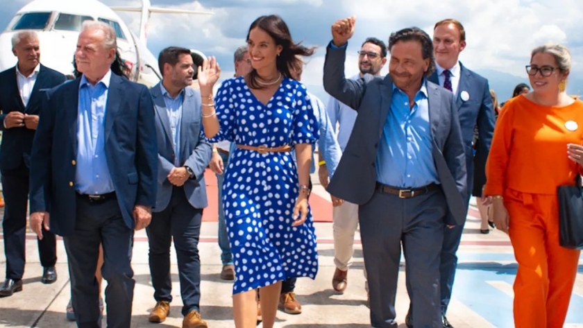 Gustavo Sáenz recibió el primer vuelo Salta – Asunción, la tercera ruta internacional de la provincia