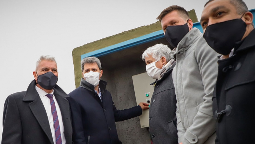 Uñac entregó tierras, maquinarias y herramientas a productores de Sarmiento
