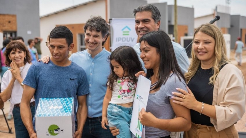 Obras para el sudoeste: Capitanich entregó viviendas e inauguró infraestructura deportiva y una oficina de la Anses