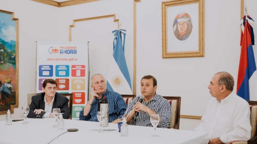 El gobernador presentó el nuevo programa “Ahora Taxi”