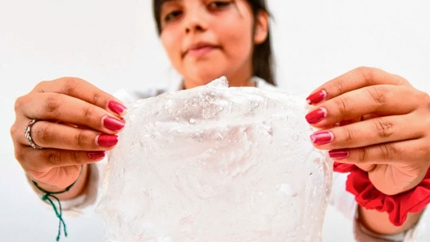 A partir de la manzana, crea un plástico biodegradable