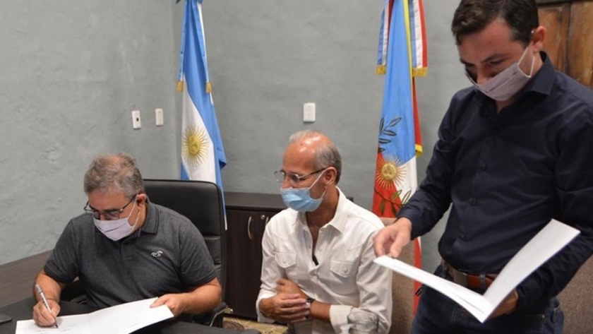 Raúl firmó convenios con Renatre