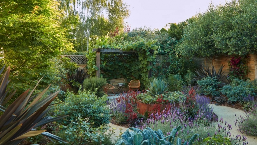 Comestibles, salvajes y resilientes: 3 tendencias en el diseño de jardines para 2024