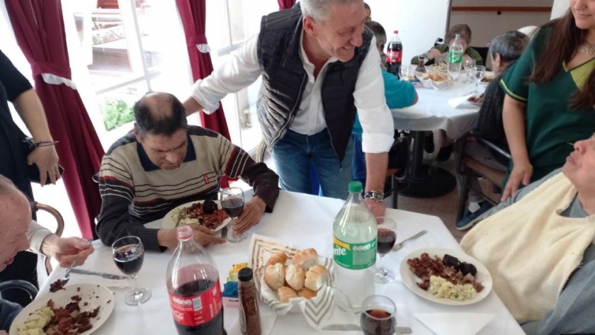 Arcioni compartió un almuerzo con los abuelos y el personal del Hogar Pablo VI de Comodoro Rivadavia