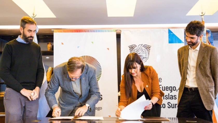El Gobierno y la UIF firmaron convenio para capacitar a estudiantes de nivel Superior