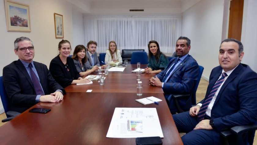 El secretario de Política Tributaria y la directora de la Unidad de Relaciones Internacionales se reunieron con el embajador de Kuwait