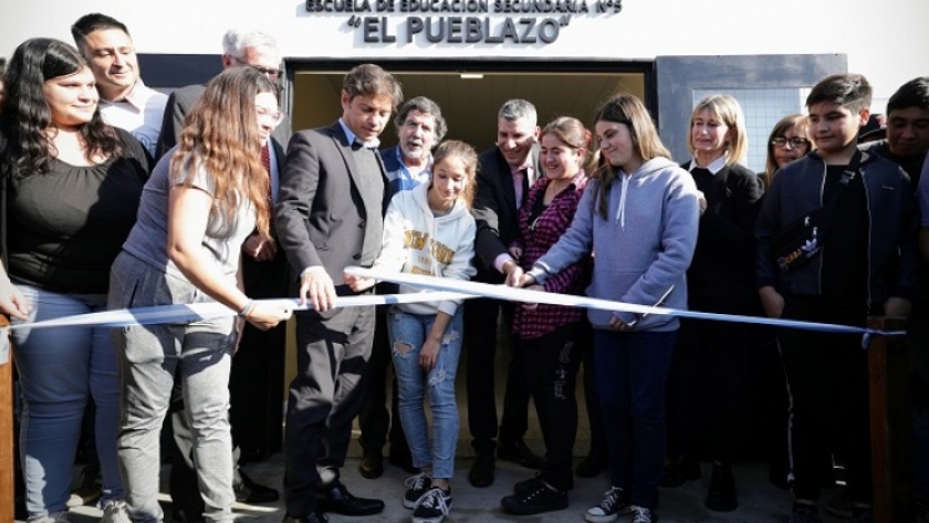 Kicillof inauguró un edificio escolar y entregó computadoras a estudiantes de General Belgrano
