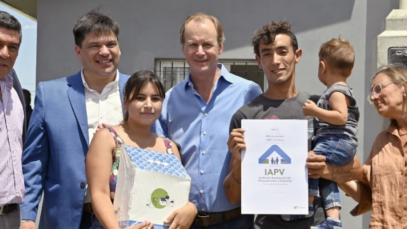 Bordet continúa la entrega de viviendas financiadas por el gobierno provincial