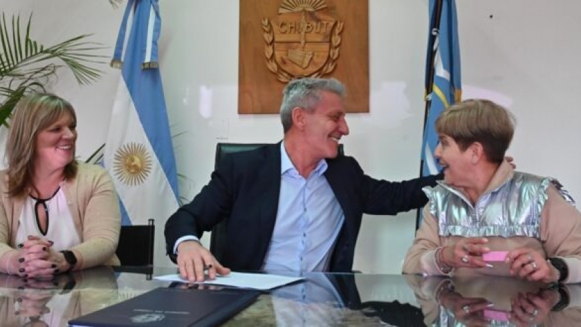 Arcioni y el SATSAID firmaron el acta de aumento salarial