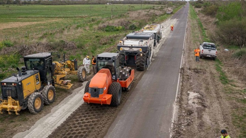 Avanzan los trabajos de rehabilitación de la ruta provincial que une María Grande con la ruta 12