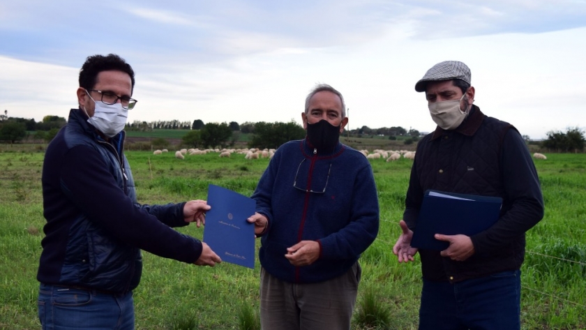 Se realizó la entrega de créditos rotativos al sector ganadero