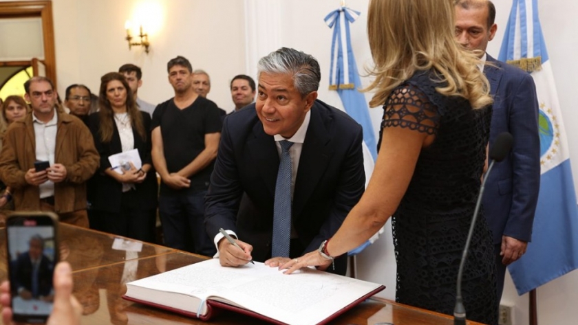 Figueroa puso en funciones a sus ministros y secretarios