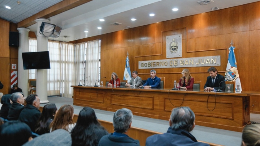 El gobernador Uñac entregó más de 70 personerías jurídicas a instituciones provinciales sin fines de lucro