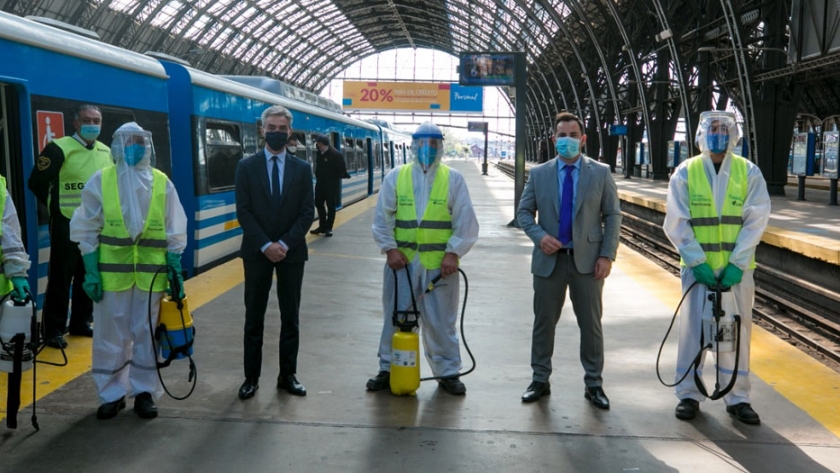 Meoni supervisó la aplicación de la nueva fórmula de desinfección para disminuir el impacto del COVID en el transporte público