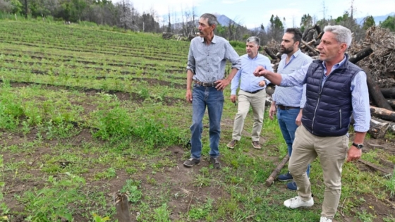 Arcioni visitó a productores de Las Golondrinas que perdieron todo en el incendio forestal de 2021