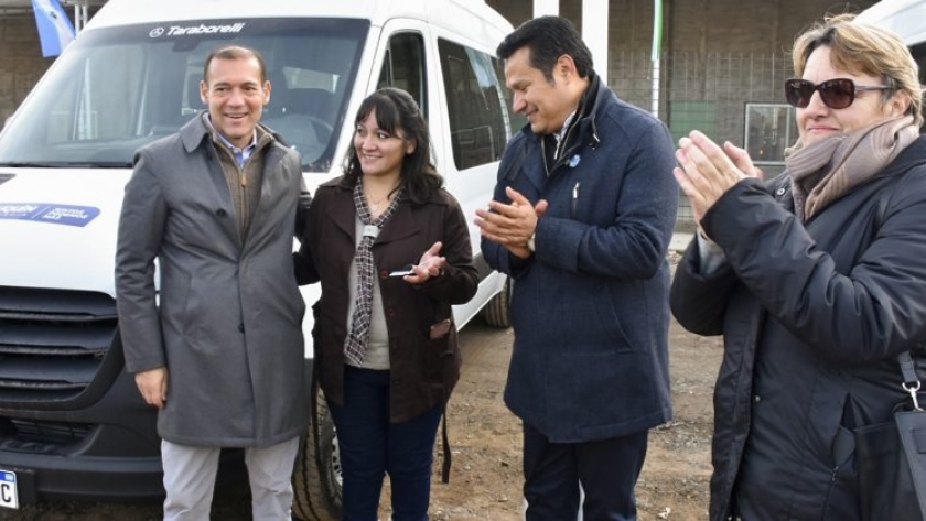 Gutiérrez entregó 10 minibuses para escuelas del interior de la provincia