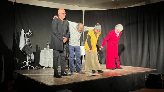 Alumnos del Taller Municipal de Teatro presentan “La bolsa de agua caliente” en Carabelas