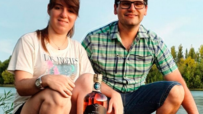 Nadia y Cristian pensaron que ya había demasiadas cervezas: Entonces comenzaron a elaborar el primer whisky del Alto Valle