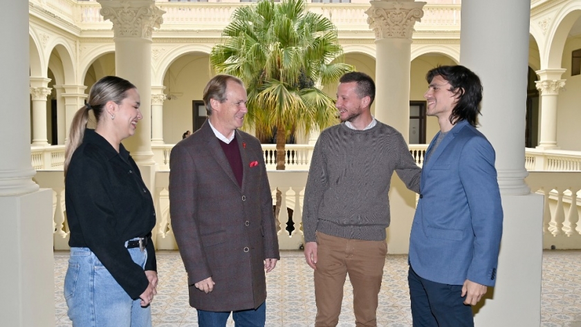 Bordet recibió a jóvenes entrerrianos que se formarán en el exterior para aplicar sus conocimientos en la provincia