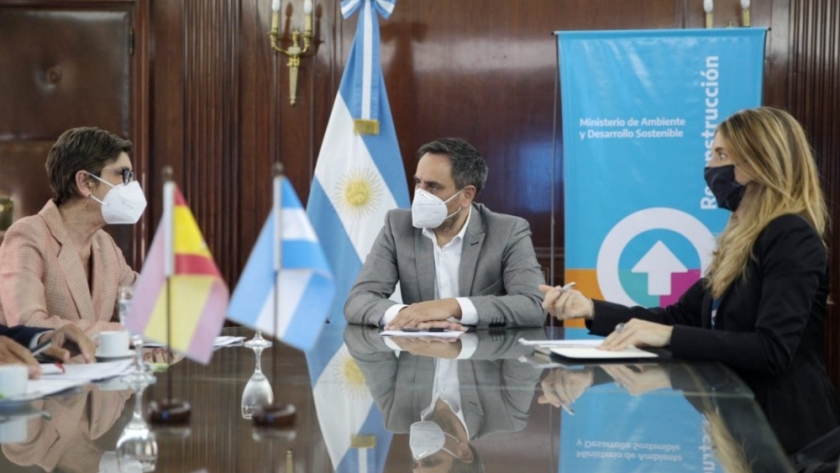Cabandié mantuvo un encuentro bilateral con la embajadora de España en Argentina