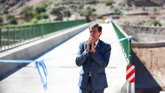Carlos Sadir inauguró un puente sobre el Río Grande en Purmamarca