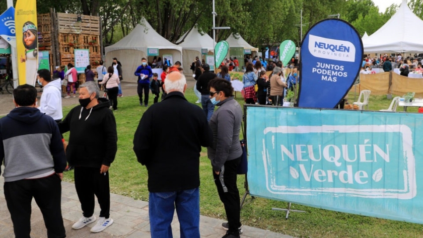 Turismo participó de la Feria Neuquén Verde en el Paseo de la Costa