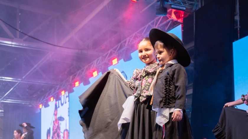 Fiesta Nacional del Poncho: más de mil niños celebraron la cultura catamarqueña en el escenario mayor