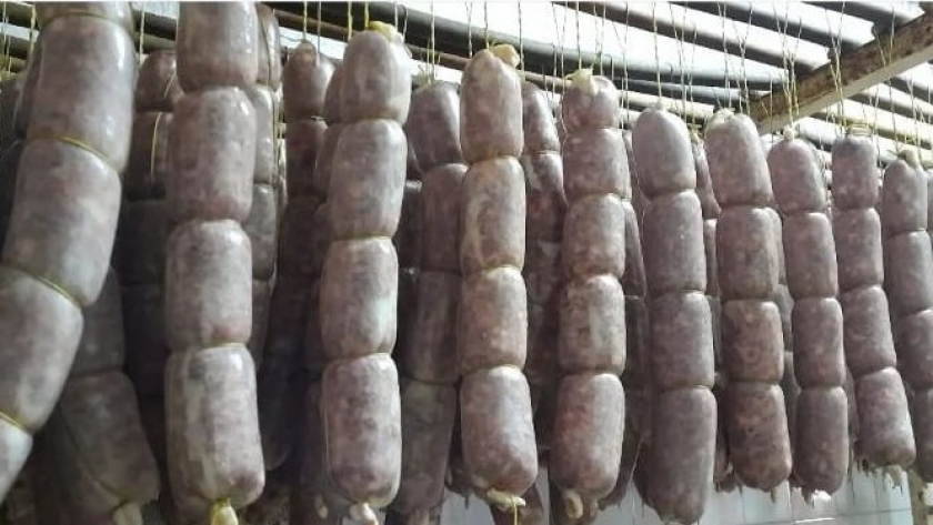 Gabriel Páez es elaborador de salames caseros en Colonia Caroya y dice “compartir la receta” de sus tradicionales productos con denominación de origen