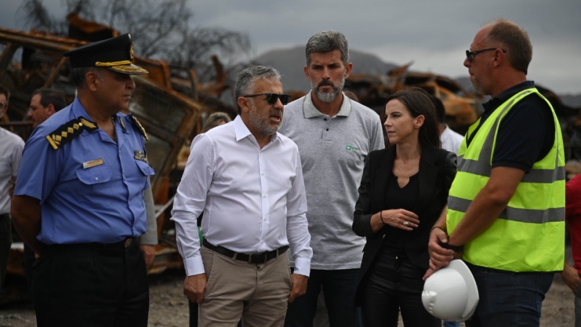 El Gobierno provincial comenzó la compactación y destrucción de los vehículos en la Playa San Agustín