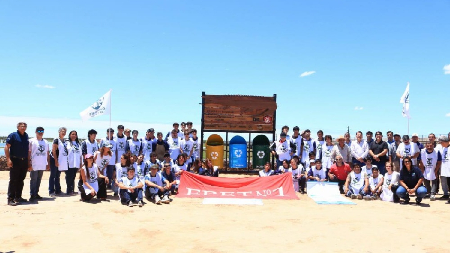 Estudiantes de la EPET N° 1 instalaron contenedores ecológicos en el Bañado La Estrella con apoyo del Gobierno provincial