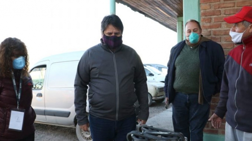 Gaido visitó el centro de faena municipal y entregó herramientas a los productores