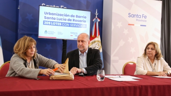 Perotti presidió la apertura de sobres de la licitación de la obra de urbanización del barrio Santa Lucía de Rosario