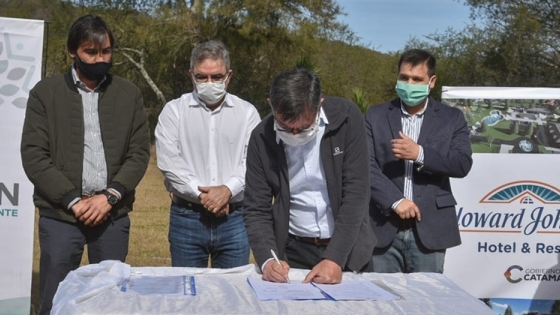 Raúl firmó convenios de beneficios impositivos para el desarrollo turístico y productivo de La Viña