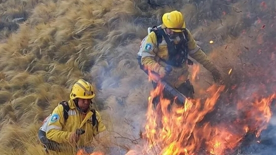 El incendio en las sierras lleva cuatro días sin control y avanza hacia el valle de Calamuchita