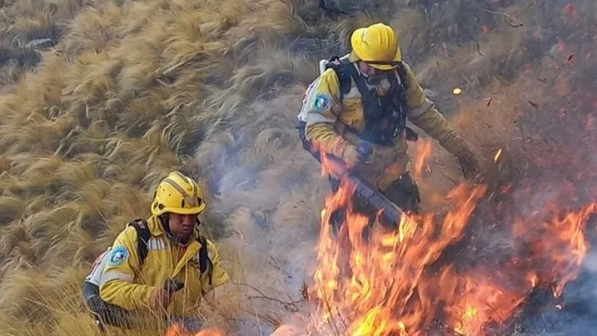 El incendio en las sierras lleva cuatro días sin control y avanza hacia el valle de Calamuchita