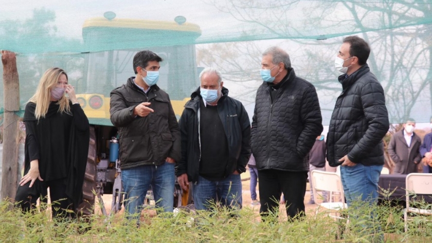 Plan Agroforestal: entregan tractor para el Vivero del Complejo Esperanza