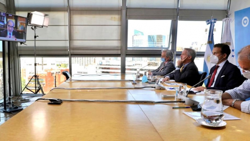 Solá mantuvo una reunión de gabinete ampliado con el embajador argentino en Estados Unidos