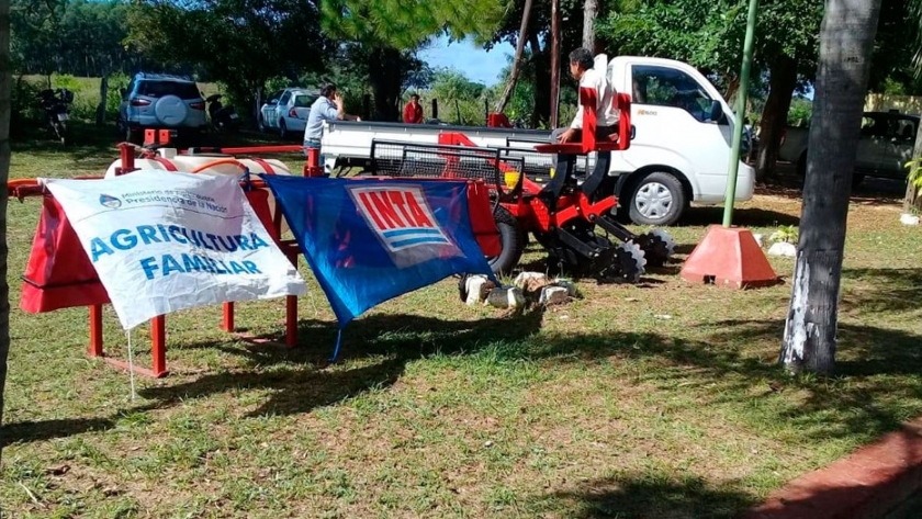 Entregaron maquinaria a pequeños productores de Corrientes